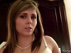 Gros cul, Brunette brune, Doigter, Masturbation, Seins naturels, Solo, Dénudage, Nénés