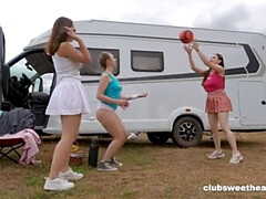 18 jaar, Vingeren, Lesbisch, Likken, Naakt, Kut duiken, Tiener, Strak