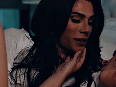 Nana, Grosse bite, Sucer une bite, Brunette brune, Embrassement, Masturbation, Transsexuelle, Nénés