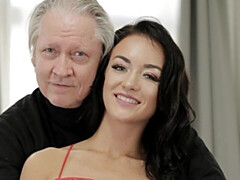 Gros cul, Grosse bite, Gros seins, Sucer une bite, Brunette brune, En levrette, Maigrichonne, Adolescente
