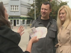 Enthousiasteling, Grote kont, Blond, Pijpbeurt, 1 man 2 vrouwen, Handbeurt, Rok, Tatoeage
