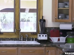 Gros seins, Blonde, Sucer une bite, Plantureuse, Femme couguar, En levrette, Faciale, Hard