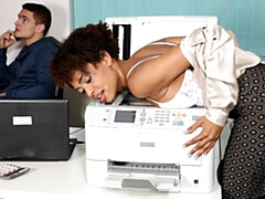 18 jahre, Grosser arsch, Grosser schwanz, Blasen, Schwarz, Interrassisch, Natürlichen titten, Büro