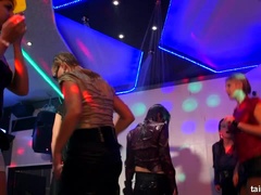 衣服着たままセックス, ダンス, 人形, 異人種間, オージー, パーティ, スインガー, 濡れ