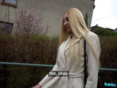 Cul, Gros seins, Blonde, Sucer une bite, Gorge profonde, Public, Tatouage, Nénés