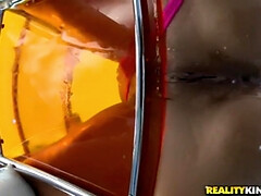 Lécher le cul, Bikini, Noire, Femme couguar, Faciale, Huilée, Piercing, Tatouage