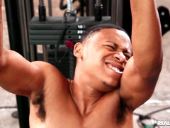 Grosser schwanz, Blasen, Braunhaarige, Sporthalle, Interrassisch, Reif, Milf, Mutti