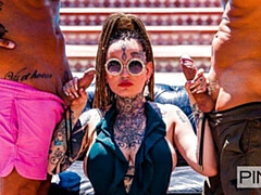 Grosser arsch, Grosser schwanz, Grosse titten, Blasen, Hundestellung, Milf, Im freien, Flotter dreier