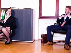 Grosser arsch, Grosser schwanz, Blasen, Braunhaarige, Hundestellung, Milf, Kurzes haar, Strümpfe