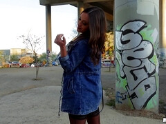 Amateur, Brunette brune, Talons, Fille latino, Seins naturels, Petite femme, Public, Jarretelles