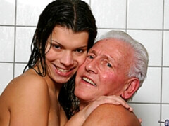 Arschlecken, Bad, Blasen, Braunhaarige, Handjob, Küssen, Dürr, Titten