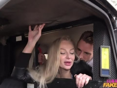 Gros cul, Gros seins, Blonde, Sucer une bite, En levrette, Branlette thaïlandaise, Rasée, Tatouage