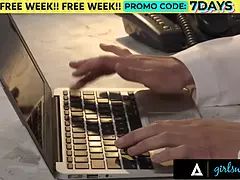Hd, レズビアン, なめる, オマンコ, 現実, ラフ, おもらし, 三人