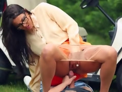 Culo grande, Tetas grandes, Corridas, Gafas, Sexo duro, Madres para coger, Al aire libre, Público