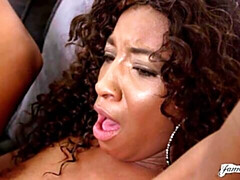 Brunette brune, Noir ébène, Doigter, Embrassement, Léchez, Masturbation, Chatte, Rasée