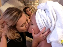 Lamer culo, Cuarto de baño, Penetracion con dedos, Hotel, Lesbiana, Lamidas, Trio, Mojado