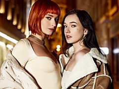 Anal, Gros cul, Grosse bite, Sucer une bite, Poupée, Néerlandais, 2 femmes 1 homme, Adolescente