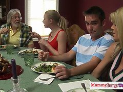 お尻, 茶髪の, エロ熟女, イく瞬間, なめる, 母, ティーン, 三人