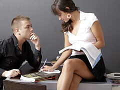 18 jaar, Anaal, Grote lul, Pijpbeurt, Bruinharig, Hondjeshouding, Natuurlijke tieten, Tiener