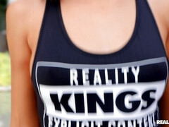 69, Chambre à dormir, Bikini, Gode, Embrassement, Fille latino, Piscine, Mamelons bombés