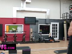 フェラチオ, 顔射, 乱交, ジム, 手コキする, オージー, 叫ぶ, ティーン