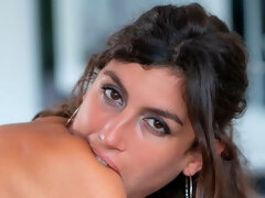 Braunhaarige, Hundestellung, Behaart, Handjob, Küssen, Lecken, Muschi, Jungendliche (18+)