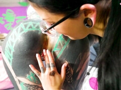 Enthousiasteling, Brillen, Likken, Doordringend, Kut duiken, Anaal likken, Tatoeage, Trio