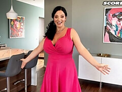 Mooie dikke vrouwen, Grote kont, Grote mammen, Bruinharig, Moeder die ik wil neuken, Kort haar, Alleen, Strippen