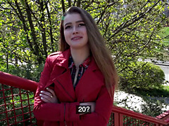 18 jahre, Leie, Blasen, Hundestellung, Pov, Öffentlich, Dusche, Strümpfe