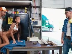 デカパイ, ブロンド, フェラチオ, 茶髪の, イく瞬間, 手コキする, Hd, 三人