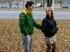 Arsch, Blondine, Blasen, Hundestellung, Natürlichen titten, Im freien, Strümpfe, Entkleiden