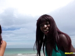 Жопа, Бикини, Минет, Семяизвержение, Сперма на лице, Деньги, Киски, Сиськи