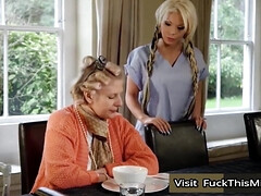 Leie, Asiatisch, Grosser schwanz, Blondine, Besamung, Hundestellung, Fussjob, Pov