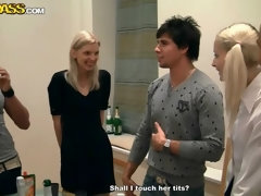 Blondine, Braunhaarige, Hochschule, Aufs gesicht abspritzen, Piercing, Strümpfe, Eng