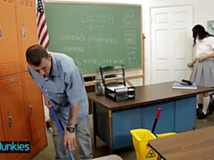 18 jaar, Pijpbeurt, Sperma shot, Diep in de keel, Hondjeshouding, Realiteit, Tieten likken, Uniformpje