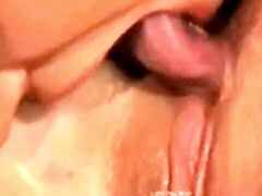 Grote mammen, Seksspeelgoed, Vingeren, Zoenen, Likken, Kut duiken, Tieten likken, Speelgoed