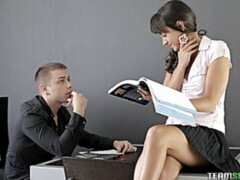 Anal, Grosse bite, Sucer une bite, Brunette brune, Seins naturels, Bureau, Adolescente, Nénés