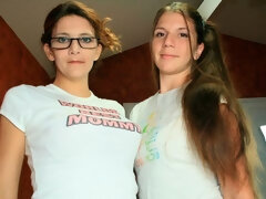 Sucer une bite, Brunette brune, Tir de sperme, Fétiche, 2 femmes 1 homme, Léchez, Adolescente, Plan cul à trois