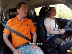 Amateur, Culo, Mamada, Morena, Coche, Estilo perrito, Al aire libre, Falda