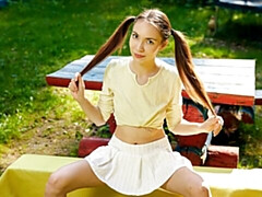 18 летние, Брюнетки, Пальцем, Натуральные сиськи, На природе, Тощие, Соло, Сиськи