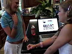 Enthousiasteling, Slaapkamer, Bruinharig, Stel, Vingeren, Zoenen, Tiener, Tieten likken