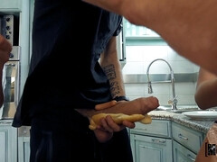 デカチン, フェラチオ, 女 人男 人, キッチン, なめる, 怪物, ティーン, 三人