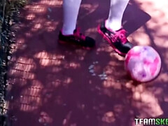 Gros cul, Brunette brune, Homme nu et filles habillées, Gorge profonde, Nudiste, De plein air, Rasée, Adolescente