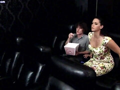 Grote kont, Grote mammen, Pijpbeurt, Bruinharig, Handbeurt, Moeder die ik wil neuken, Zoon, Stiefmoeder