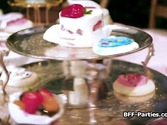 18 ans, Grosse bite, Blonde, Sucer une bite, Brunette brune, Hard, Fête, Adolescente