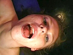 18 jaar, Enthousiasteling, Grote mammen, Blond, Pijpbeurt, Groepseks, Feest, Tieten likken