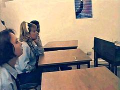 Sadomasochismus, Schwarz, Blondine, Fetisch, Öffentlich, Hintern versohlen, Student, Vintage