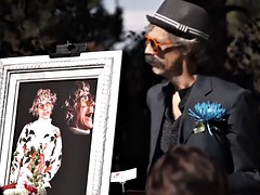 Brunette brune, De plein air, Tatouage