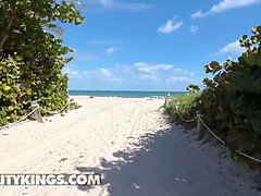 デカパイ, 黒人, フェラチオ, 茶髪の, 黒人, 手コキする, 自然山雀, ラフ