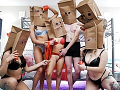 18 años, Culo grande, Verga grande, Tetas grandes, Mamada, Estilo perrito, Orgía, Adolescente